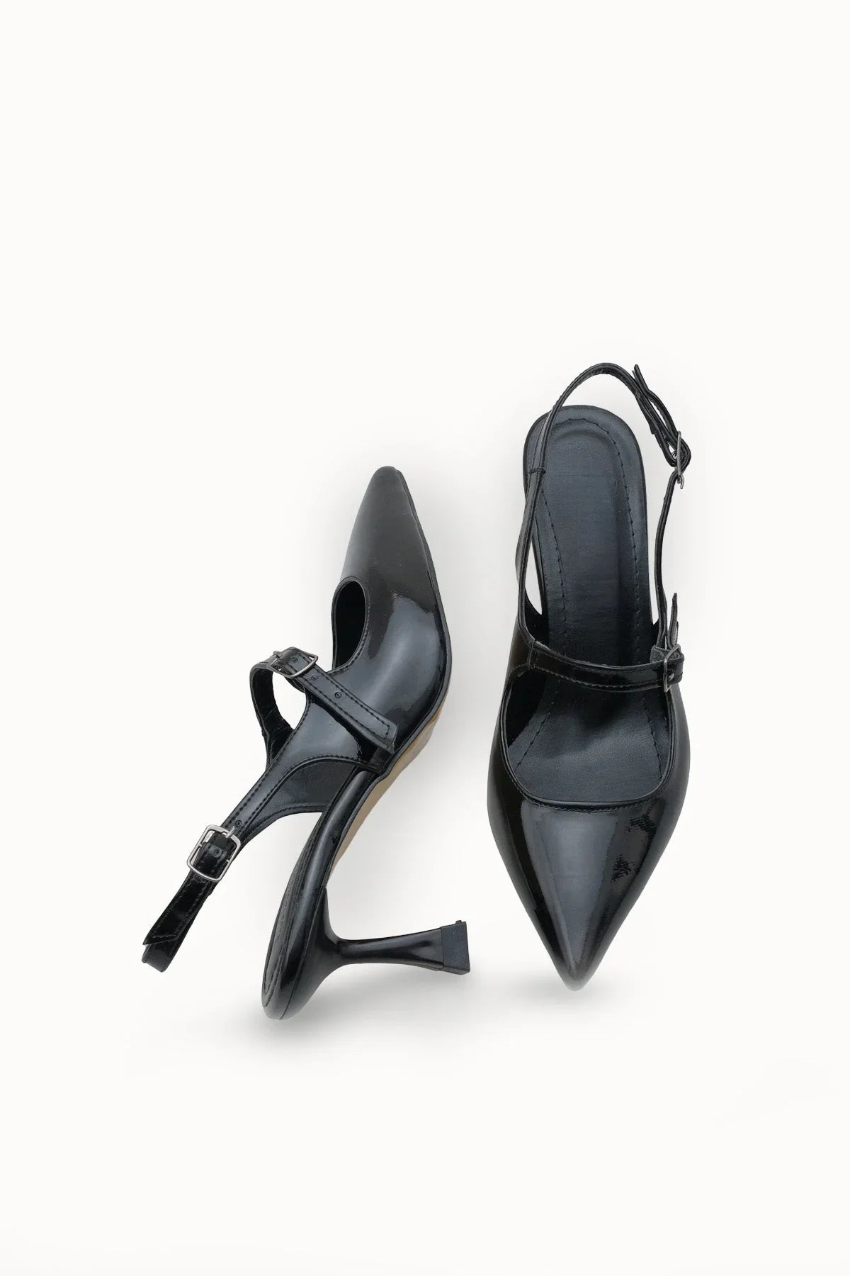 Loventino Melilendra Kadın Arkası Açık Sivri Burun Stiletto 0012701 Siyah Rugan, modern ve şık detayları ile her tarza uyum sağlayan zarif ayakkabı.