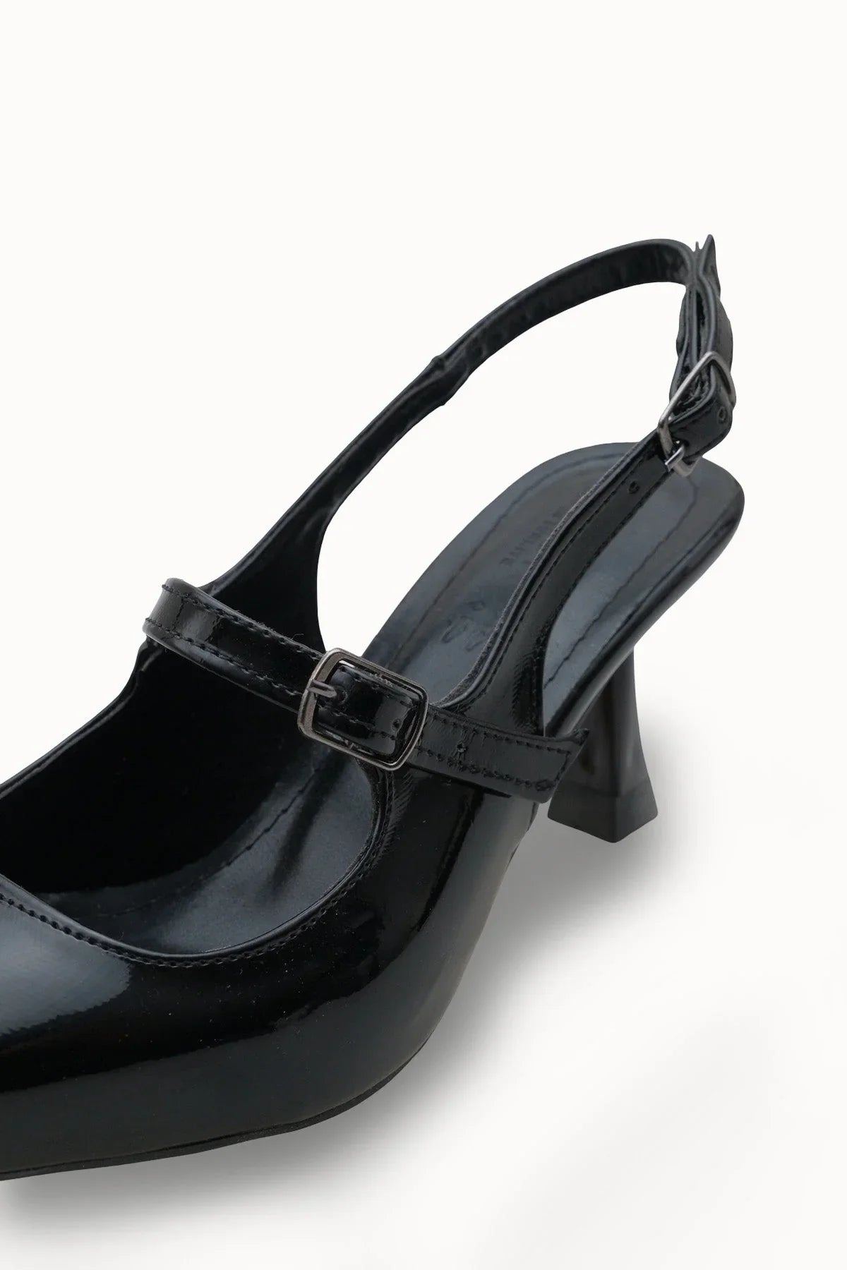 Loventino Melilendra Kadın Arkası Açık Sivri Burun Stiletto 0012701 Siyah Rugan, kadınların zarafetini vurgulayan istemeyen ayakkabı modeli.