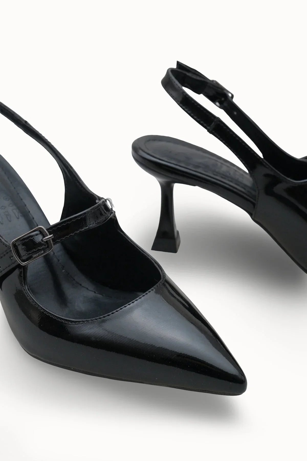 Loventino Melilendra Kadın Arkası Açık Sivri Burun Stiletto 0012701 Siyah Rugan, konfor ve stilin mükemmel uyumunu sunan şık tasarım.