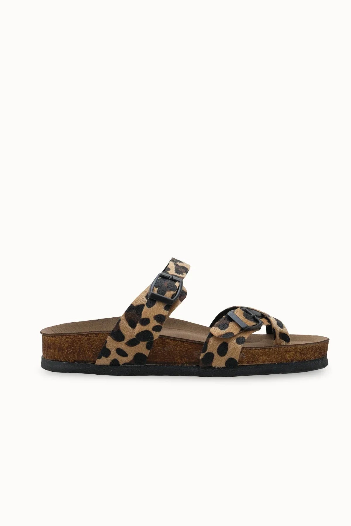Loventino Jessinesra Kadın Parmak Arası Terlik 0012501 Leopar, şık leopard desenli tasarımıyla yaz aylarında konfor ve moda sunan lüks terlik.
