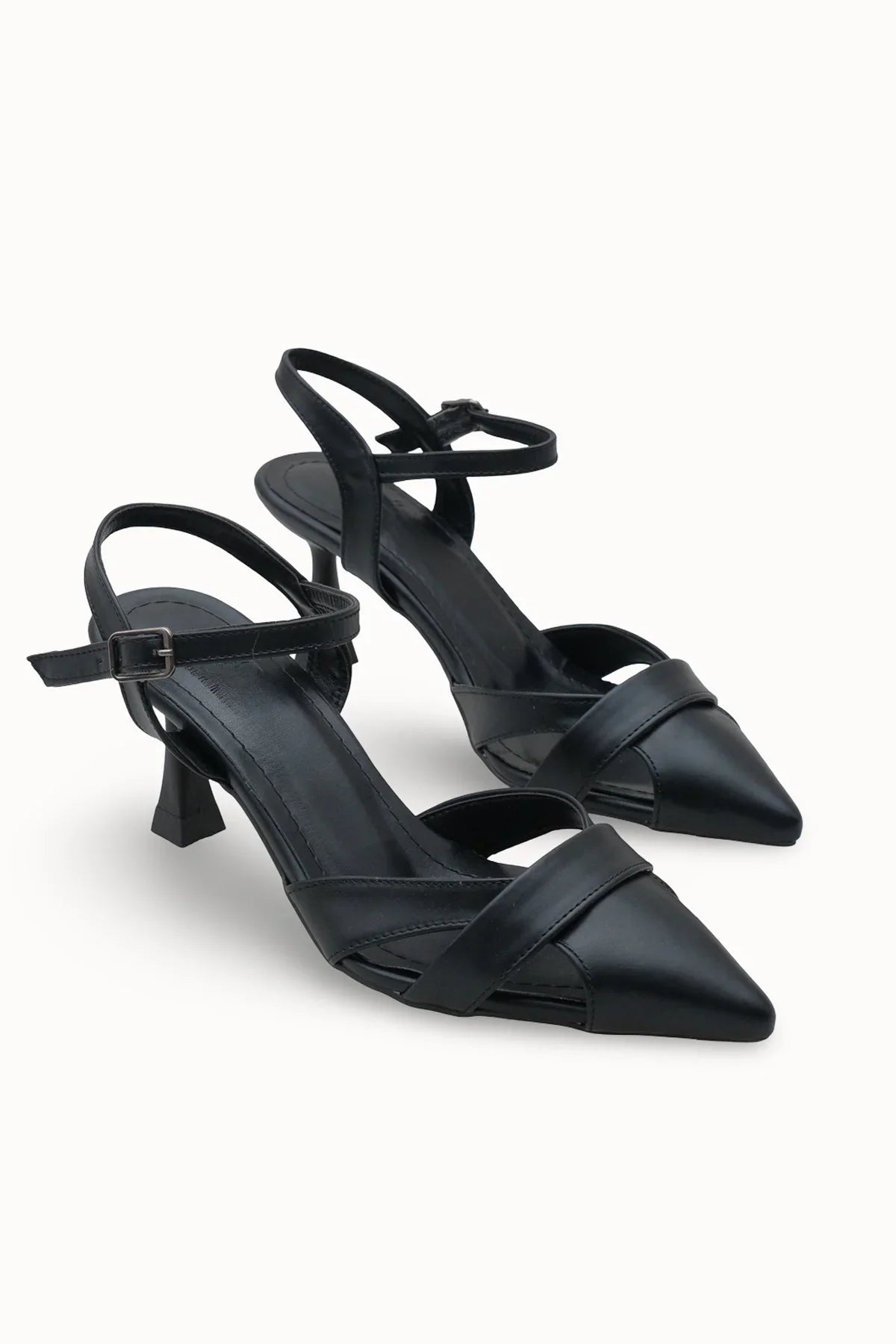 Loventino Esronyn Kadın Arkası Açık Sivri Burun Stiletto 0012707 Siyah Cilt, şık ve lüks duruşu ile zarafet arayan kadınlar için ideal bir ayakkabı.