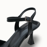 Şık ve göz alıcı Loventino Esronyn Kadın Arkası Açık Sivri Burun Stiletto 0012707 Siyah Cilt, mükemmel uyum.