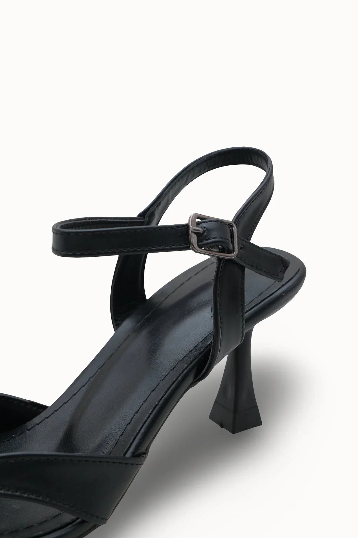 Şık ve göz alıcı Loventino Esronyn Kadın Arkası Açık Sivri Burun Stiletto 0012707 Siyah Cilt, mükemmel uyum.