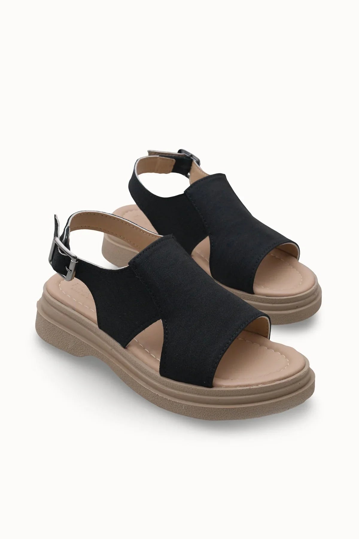 Loventino Rhehihe Kadın Sandalet 0012201 Siyah Kot, şıklığı ve konforu bir araya getiren zarif tasarımıyla dikkat çekmektedir.