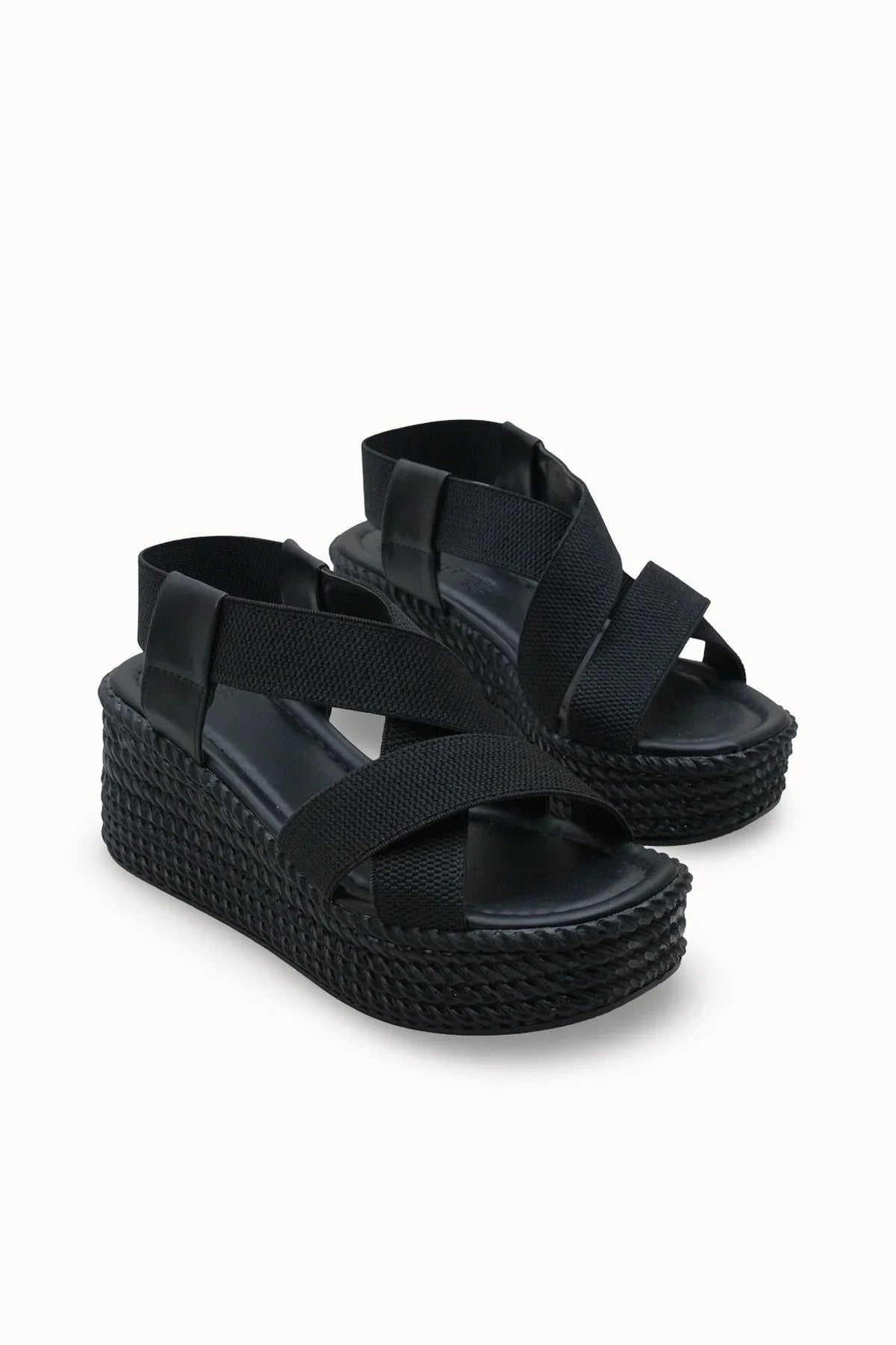 Loventino Kadın Yüksek Topuklu Sandalet 0012460 Siyah, modern tasarımı ve vegan deri kullanımıyla şıklığı ve konforu bir arada sunan lüks yaz modası parçasıdır.