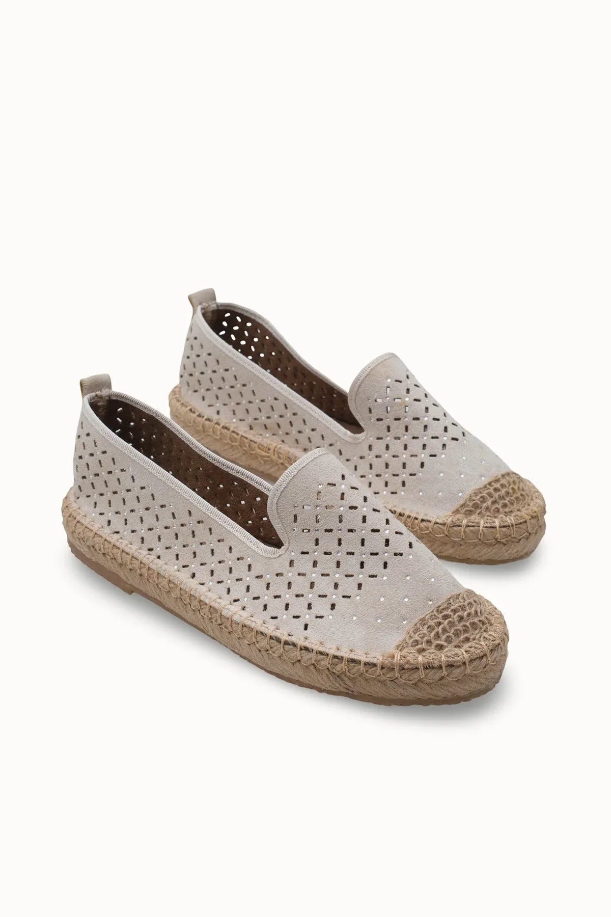 Loventino Iohnalyn Kadın Espadril 00121 Bej, zarif ve lüks tasarımıyla şıklığı temsil eden yazlık ayakkabı. Bu bej espadril, rahatlığı ve stilini bir arada sunuyor.