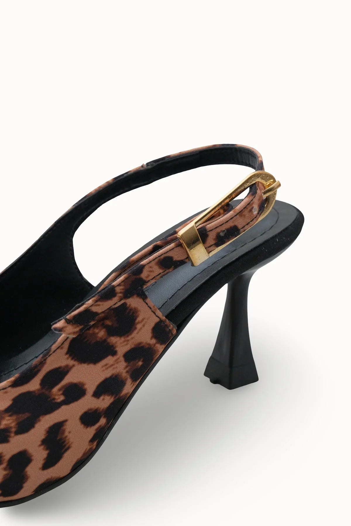 Kadın şıklığını tamamlayan Loventino Ysalaela Arkası Açık Sivri Burun Stiletto 0012700 Taba Leopar, lüks bir moda ifadesi.