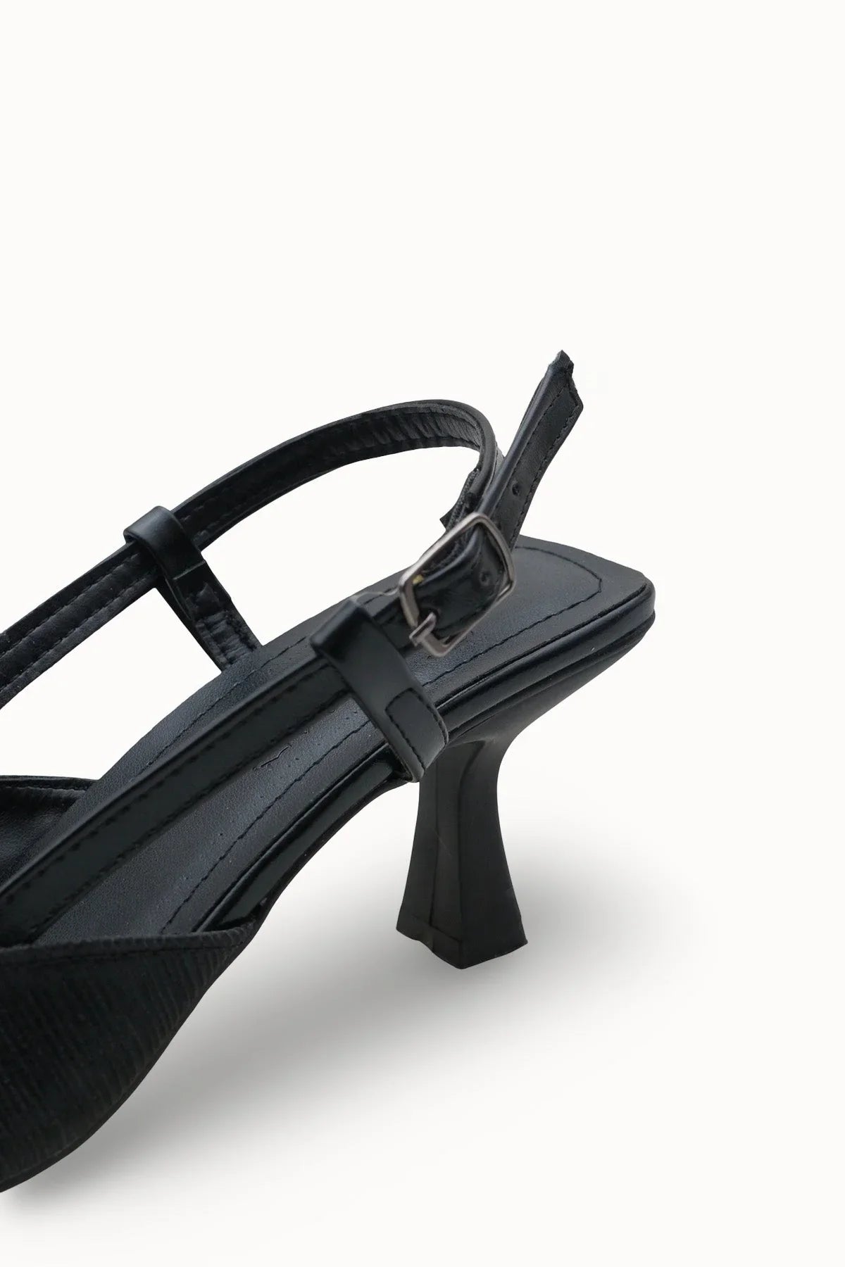 Efsanevi Loventino Evelniel Kadın Arkası Açık Sivri Burun Stiletto 001209 Siyah Dokulu, zarafet ve konforu bir arada sunuyor.