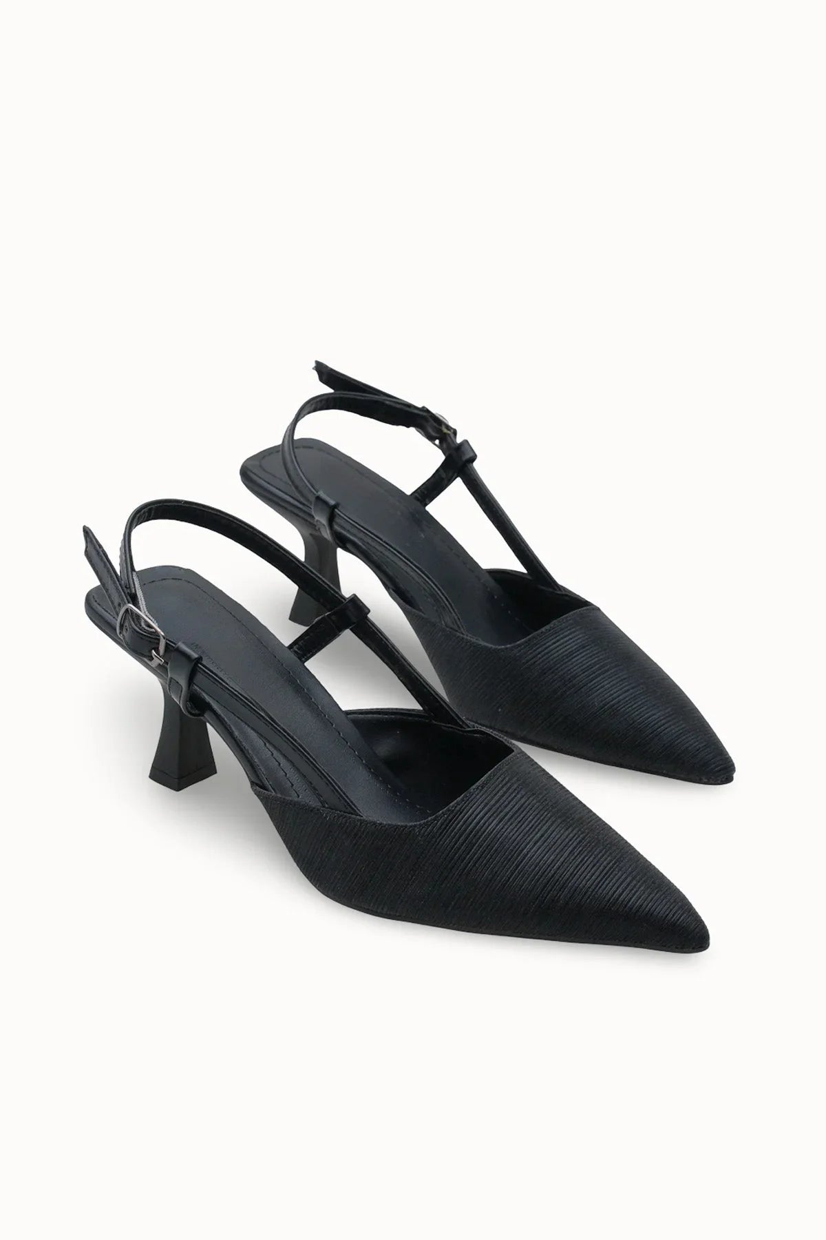 Loventino Evelniel Kadın Arkası Açık Sivri Burun Stiletto 001209 Siyah Dokulu, şıklığı ve zarafetiyle ön plana çıkan lüks kadın ayakkabısı.