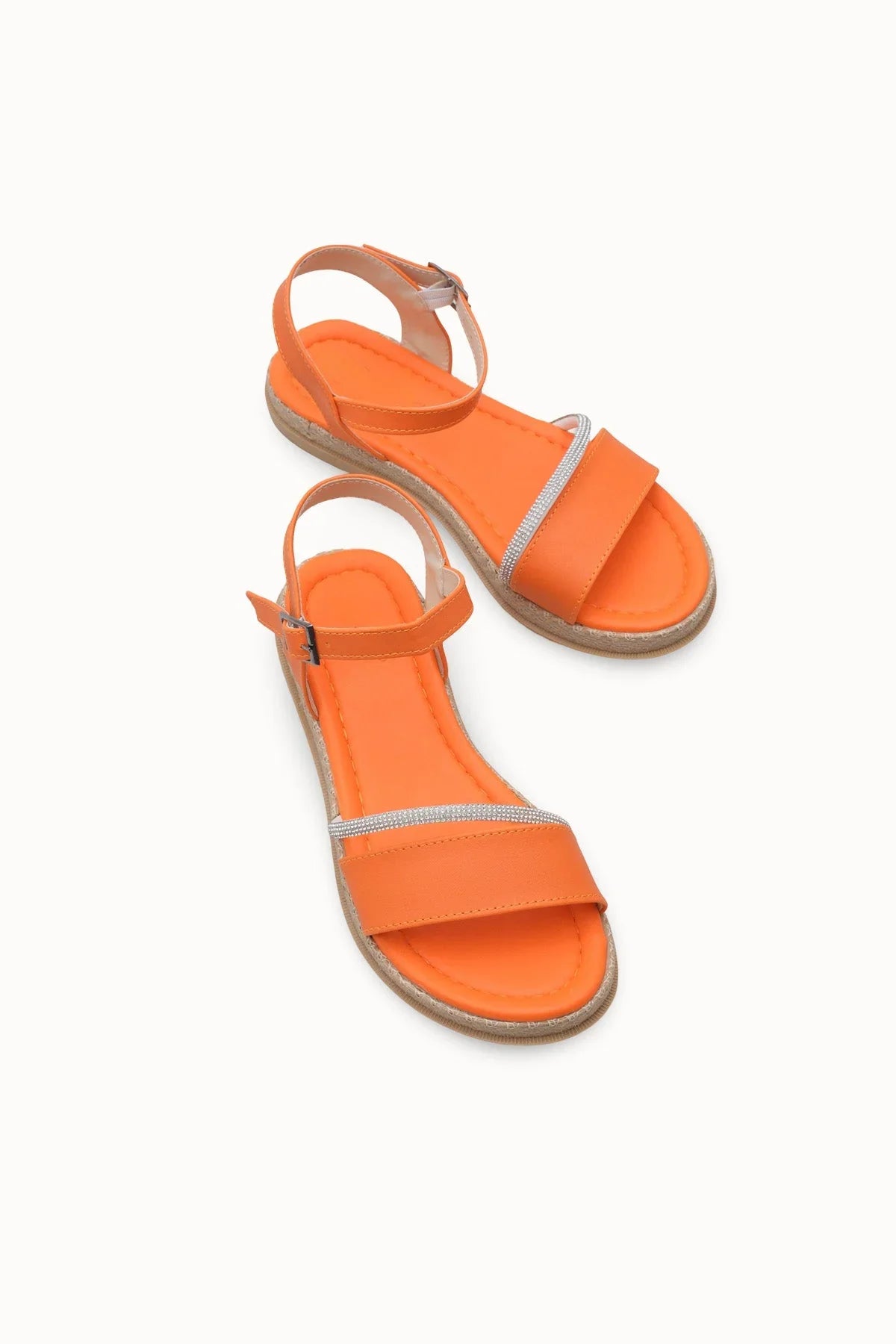 Elegan bir görünüm sunan Loventino Kadın Sandalet Taşlı 0012056 Oranj Cilt, vegan deri malzemeden üretilmiştir.