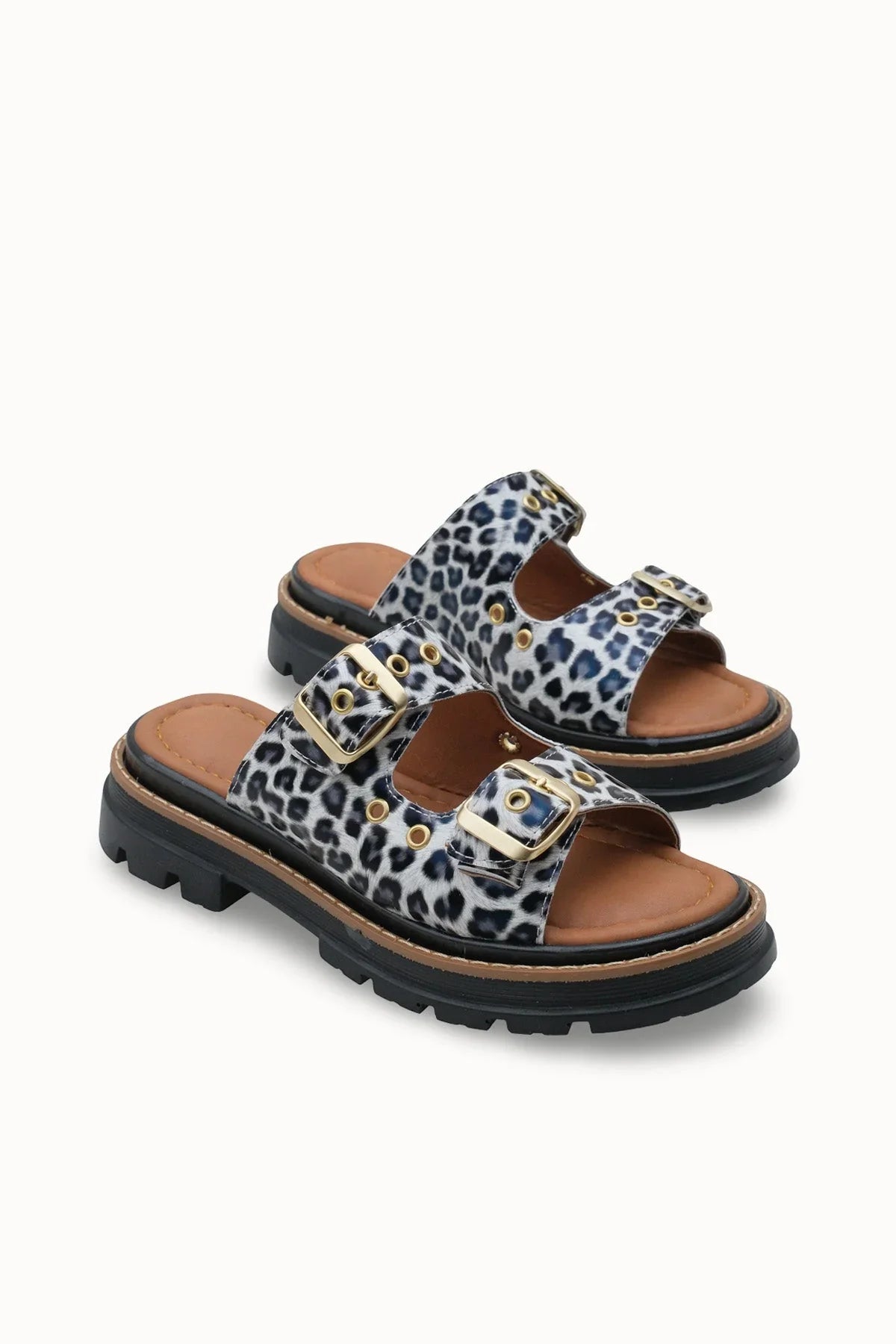Loventino Tamrithe Kadın Terlik 0012100 Rugan Leopar, şıklık ve zarafeti bir araya getiren lüks leopar desenli terlik.