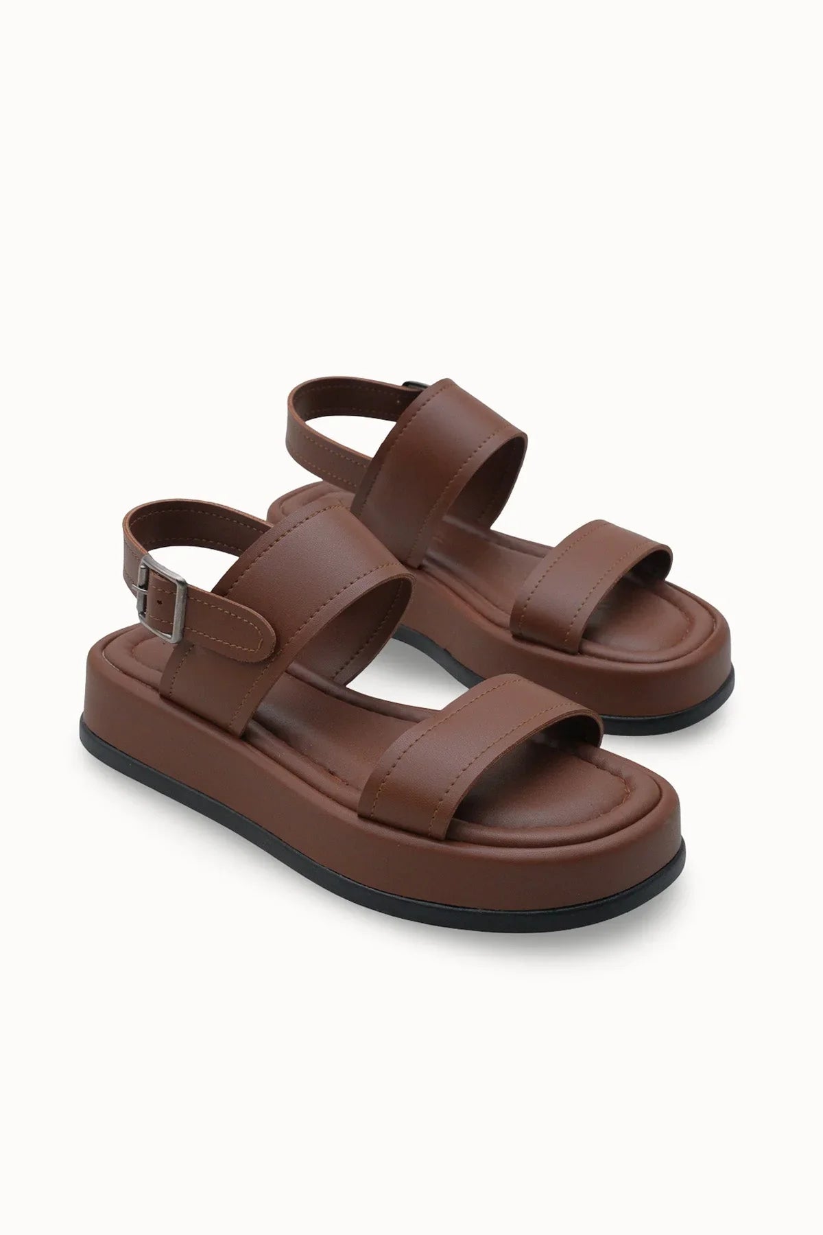 Loventino Nanletha Kadın Sandalet 0012794 Kahverengi Cilt, şıklığı ve konforu bir araya getiren lüks tasarım, her kombine mükemmel uyum sağlayarak yaz aylarında stilinizi ön plana çıkarır.