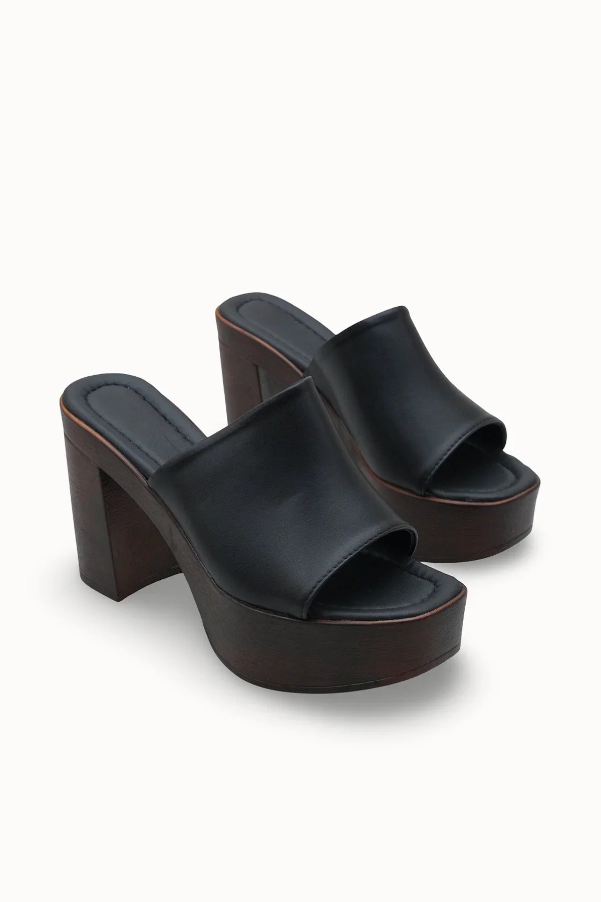 Loventino Jislantha Kadın Topuklu Terlik 0012763 Siyah, şıklığı ve zarafeti bir araya getiren lüks siyah topuklu terlik.