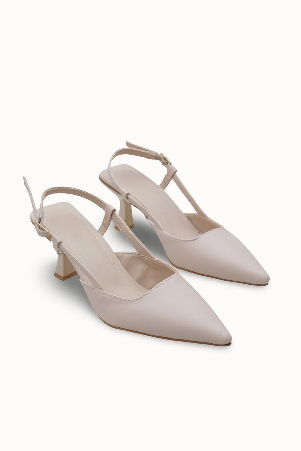 Loventino Evelniel Kadın Arkası Açık Sivri Burun Stiletto 001209 Ten Cilt şıklığı ile zarafeti bir araya getiriyor. Modern tasarımı ve lüks detaylarıyla dikkat çeken bu ayakkabı, her kadının gardırobunda olması gereken bir parça.