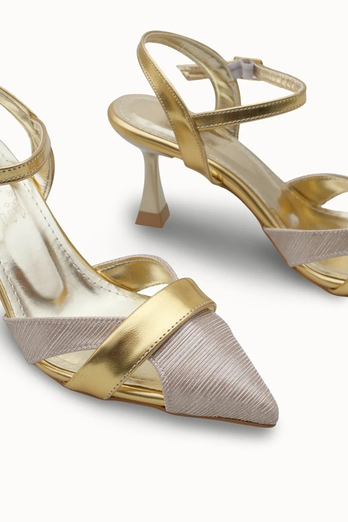Detaylı görseli Loventino Esronyn Kadın Arkası Açık Sivri Burun Stiletto 0012707 Altın Dokulu, zarafeti ve konforu bir araya getiriyor.