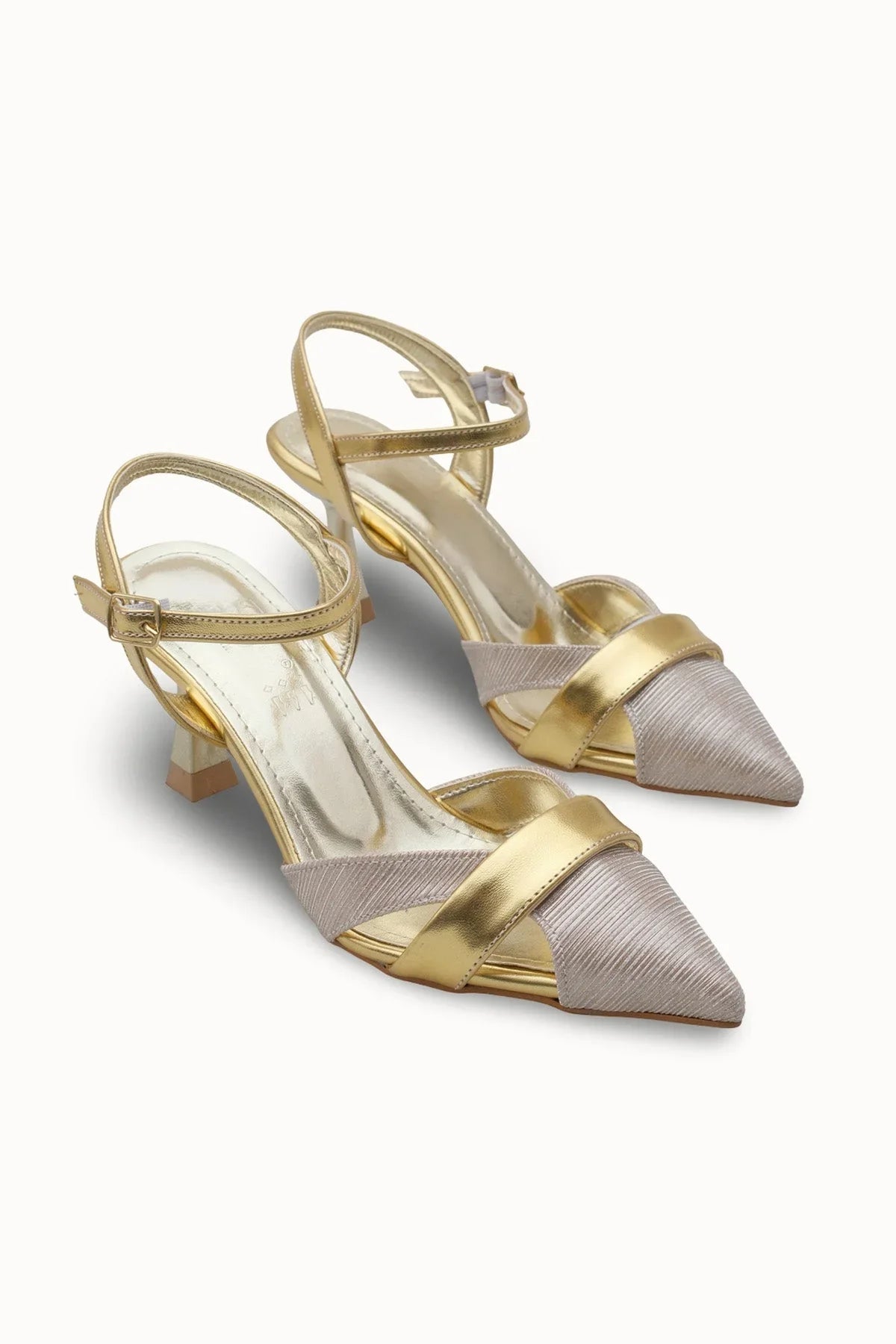 Loventino Esronyn Kadın Arkası Açık Sivri Burun Stiletto 0012707 Altın Dokulu, zarif tasarımıyla şıklığı yansıtan lüks bir ayakkabı.