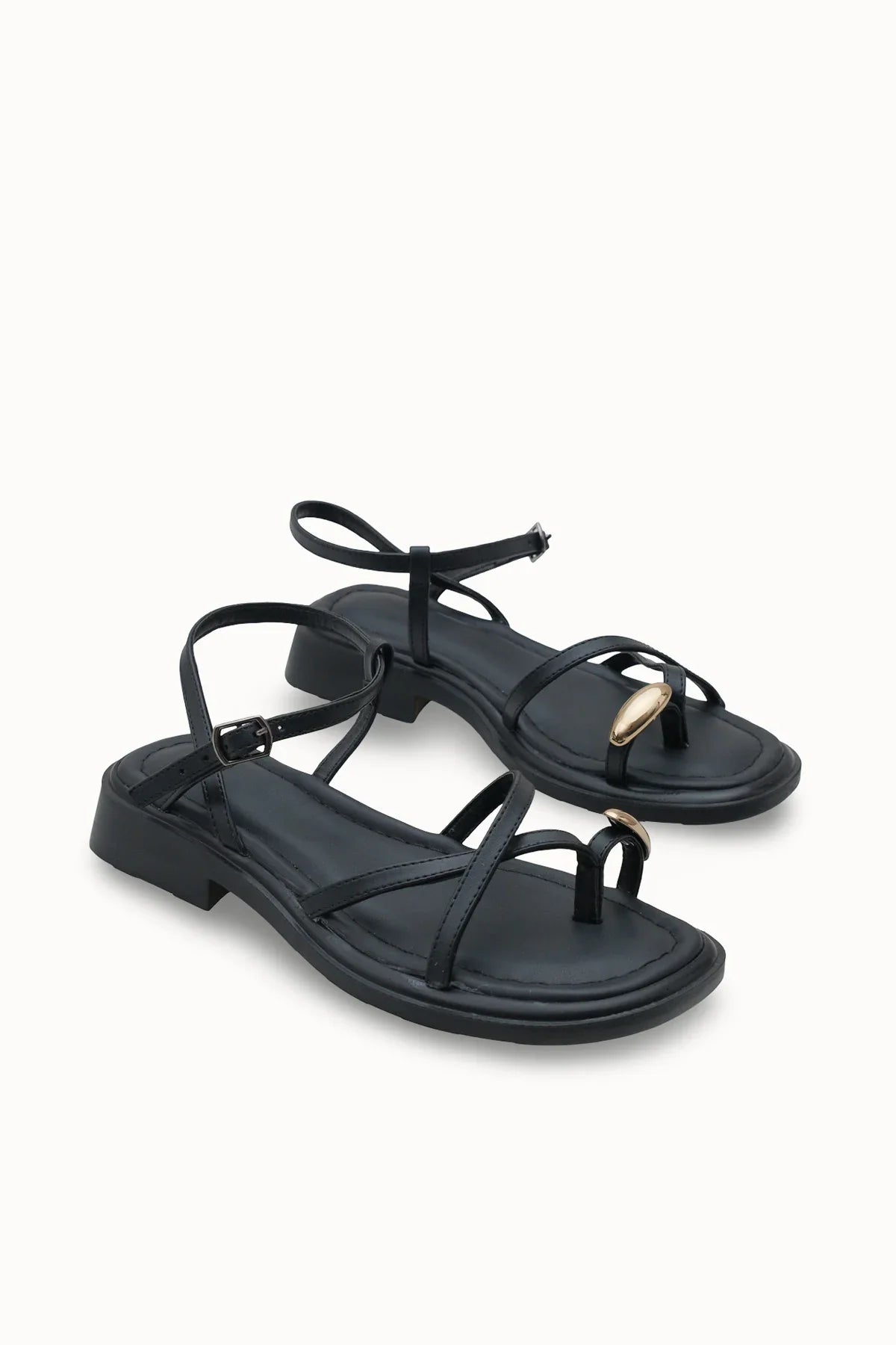 Loventino Elisliania Parmak Arası Kadın Sandalet 001201 Siyah, şıklığı ve zarafeti bir arada sunan lüks kadın terliği.