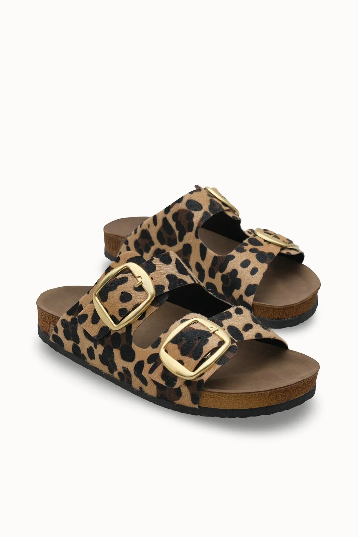 Loventino Vylsula Kadın Çift Tokalı Terlik 0012602 Leopar, şıklığı ve konforu bir arada sunan lüks bir ayakkabı modeli.