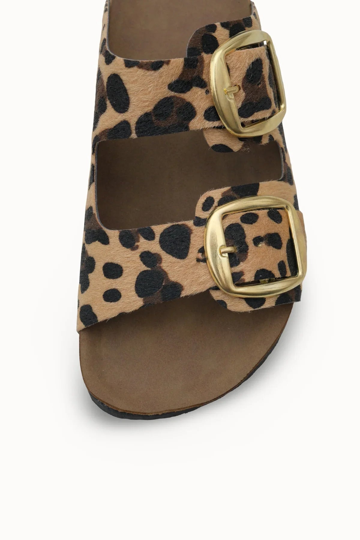 Loventino Vylsula Kadın Çift Tokalı Terlik 0012602 Leopar, stil sahibi kadınlar için mükemmel bir tamamlayıcı.