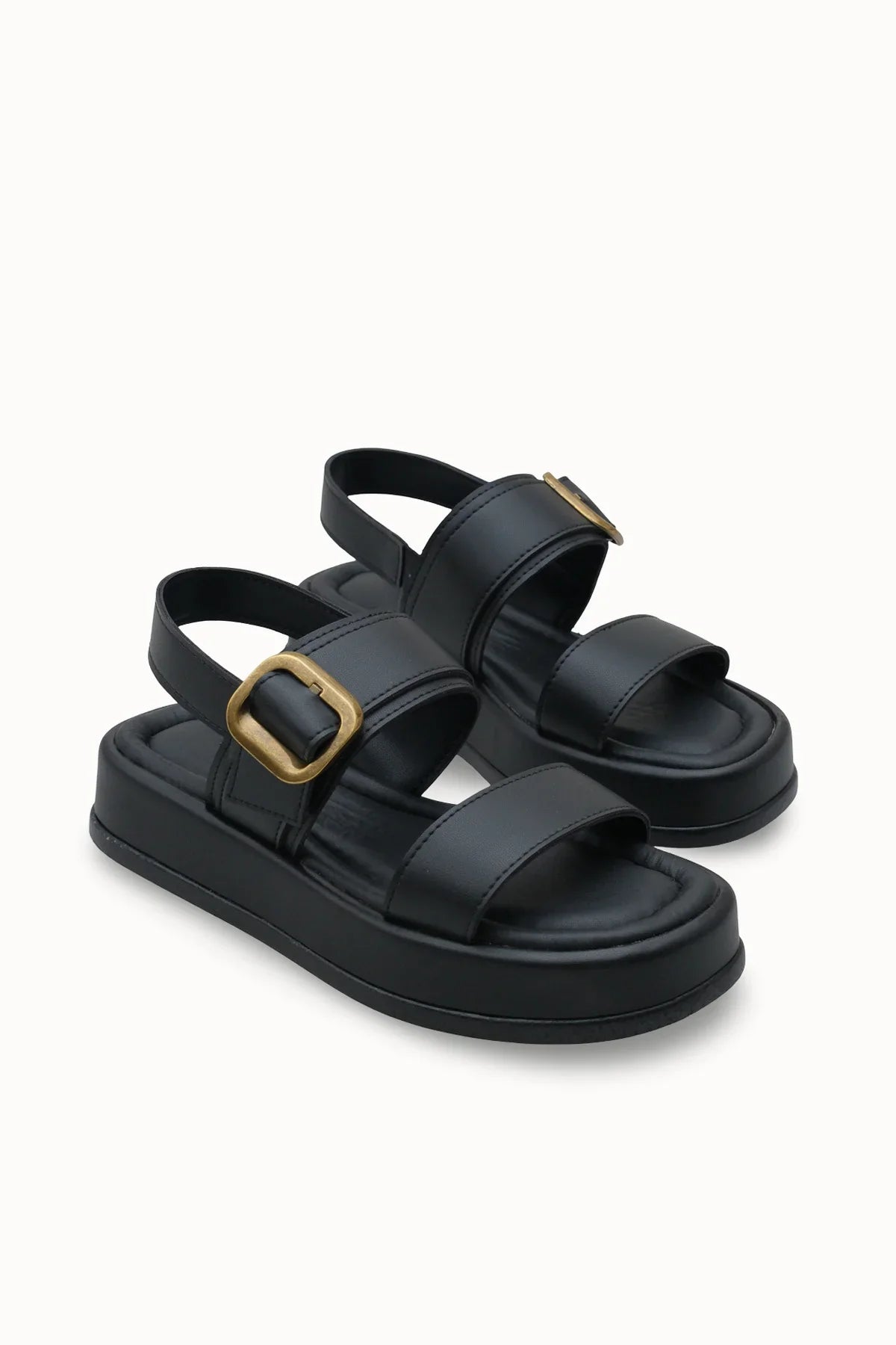Loventino Yiendrae Kadın Tokalı Sandalet 0012785 Siyah Cilt, şık ve lüks tasarımıyla zamansız bir stil sunar.