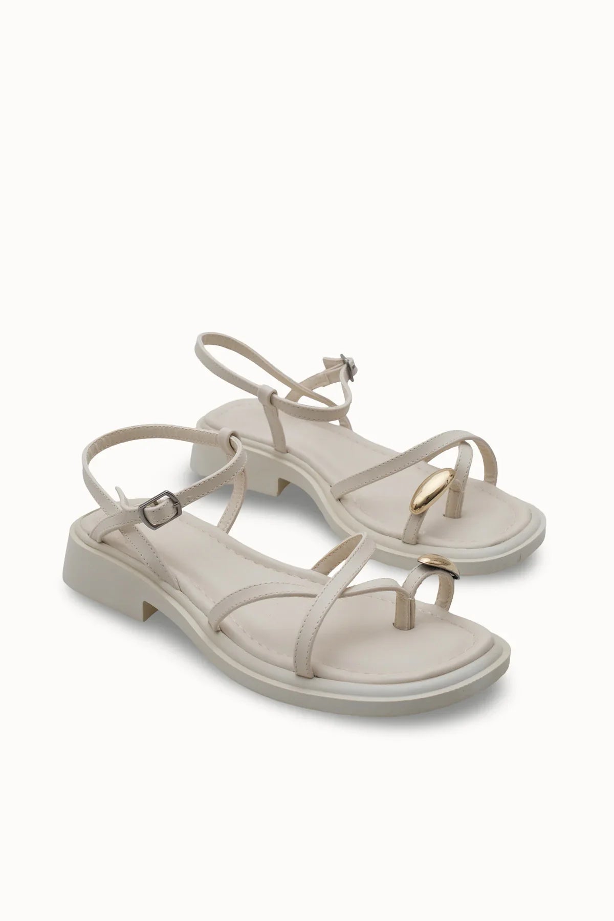 Loventino Elisliania Parmak Arası Kadın Sandalet 001201 Bej, lüks ve şık tasarımıyla sıcak havalarda rahatlık sunan zarif bir ayakkabı.