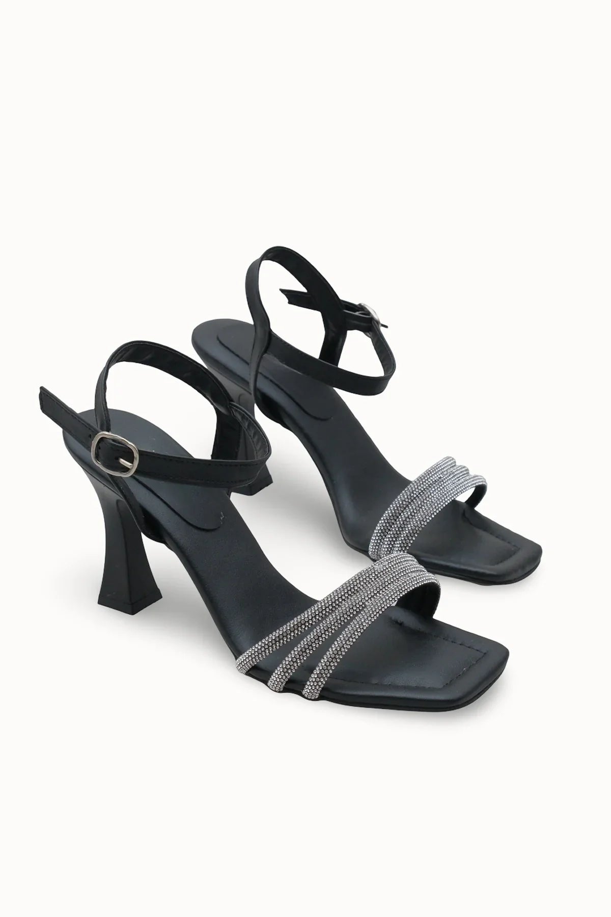 Loventino Sultan Kadın Topuklu Ayakkabı 0012390 Siyah Cilt, şık ve zarif stilettolar, kaliteli işçilikle üretilmiştir.