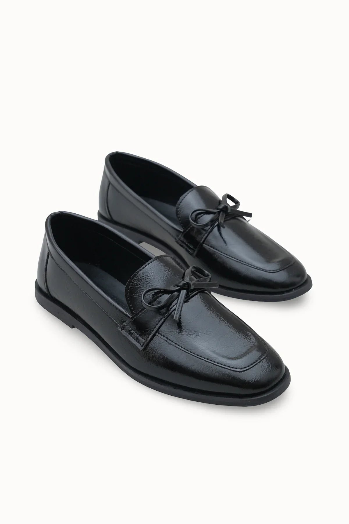 Şık detaylarıyla dikkat çeken Riccon Loventino Kadın Babet 001295 - Siyah Cilt, şıklığı yansıtan rahat bir ayakkabı.