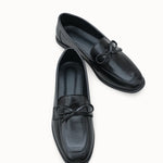 Riccon Loventino Kadın Babet 001295, zarafet ve konforu bir arada sunan siyah cilt malzemeden yapılmıştır.