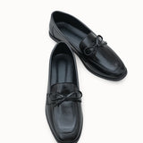 Riccon Loventino Kadın Babet 001295, zarafet ve konforu bir arada sunan siyah cilt malzemeden yapılmıştır.