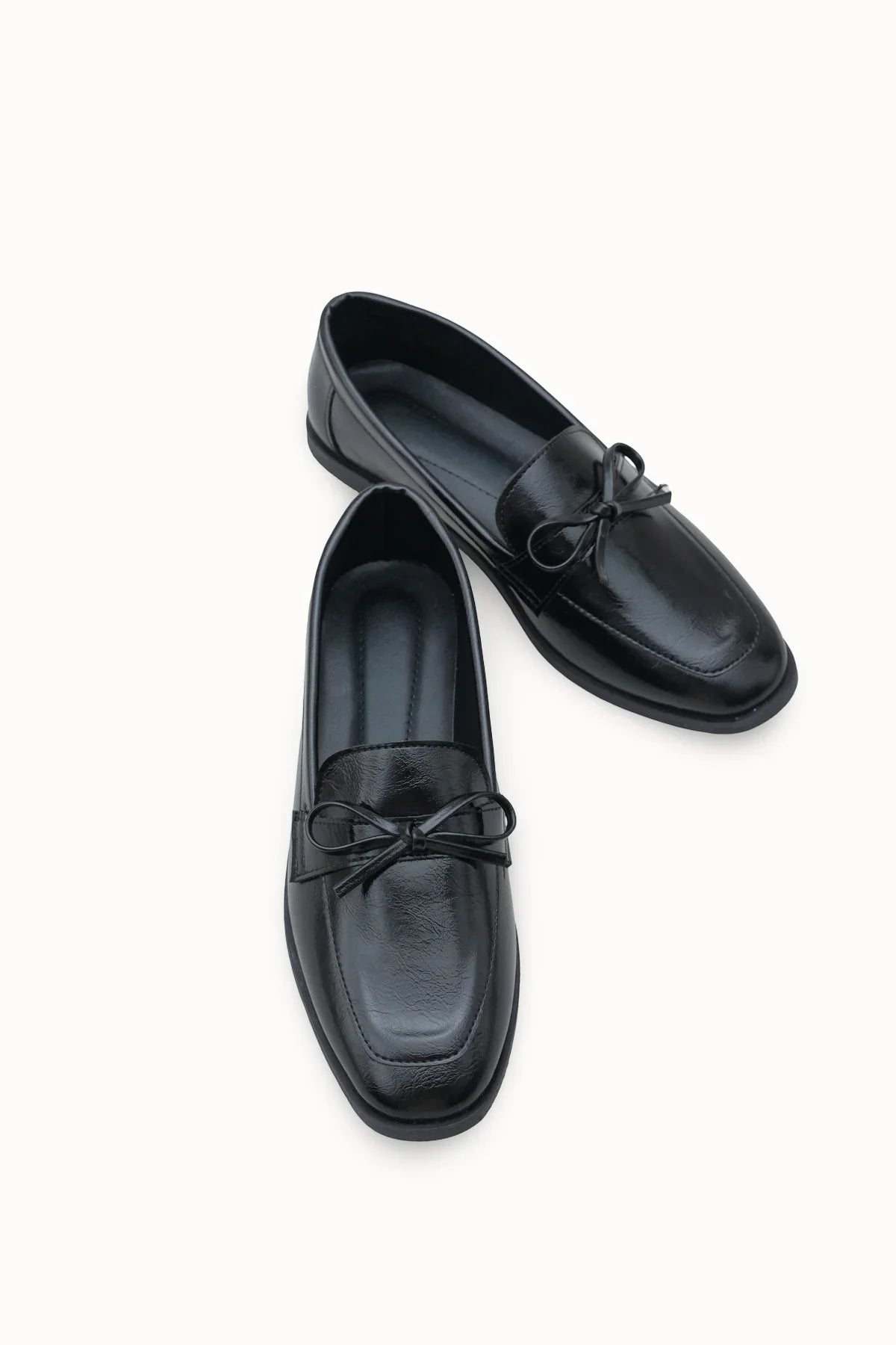 Riccon Loventino Kadın Babet 001295, zarafet ve konforu bir arada sunan siyah cilt malzemeden yapılmıştır.