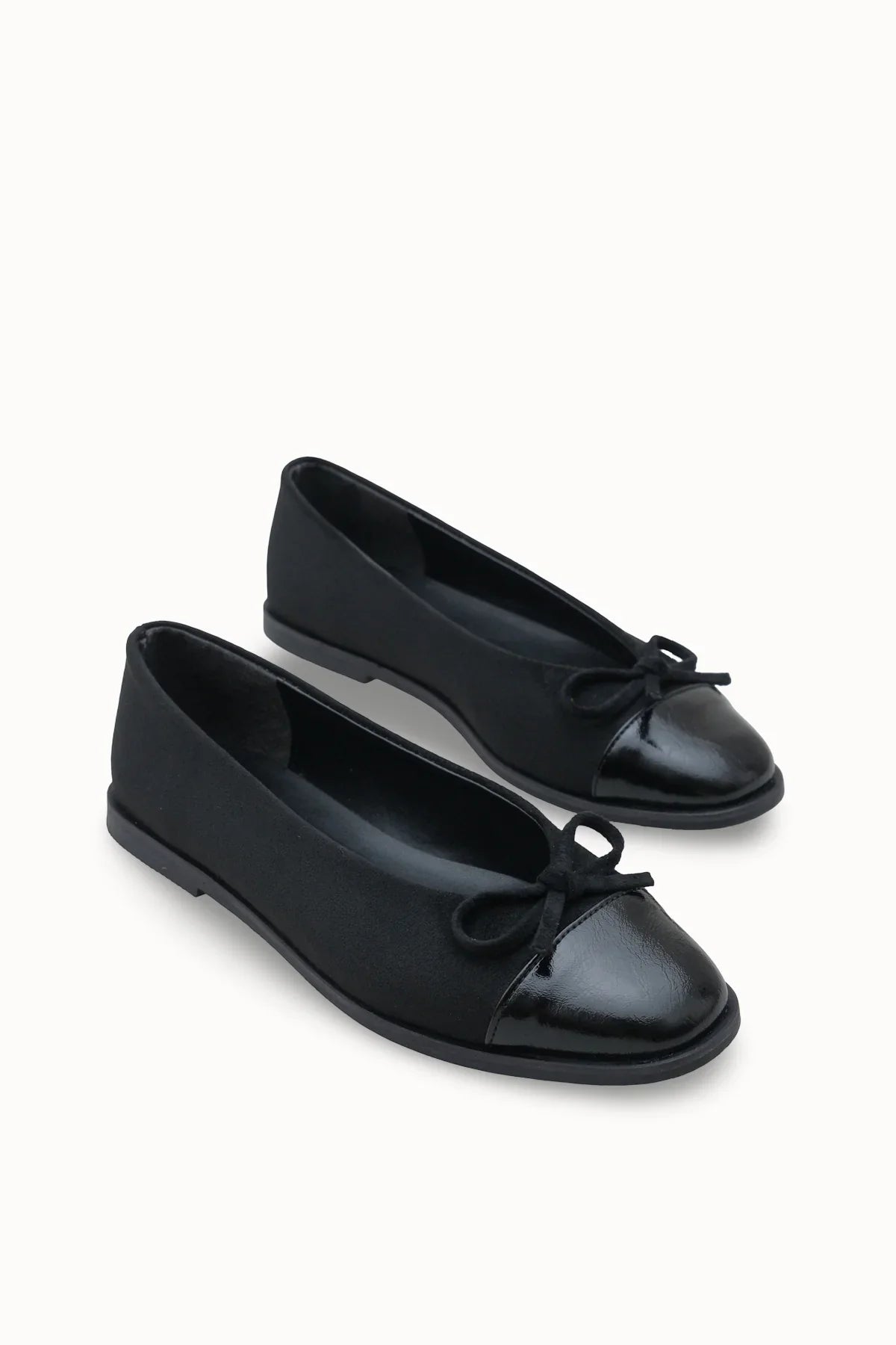 Loventino Kadın Babet 0012098 Siyah Süet, şıklığı ve zarafetiyle öne çıkan lüks kadın ayakkabısı.