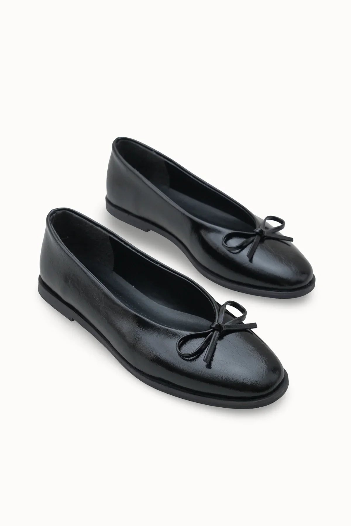 Riccon Loventino Kadın Babet 001296 Siyah Cilt - Şık ve zarif tasarımıyla dikkat çeken kadın ayakkabısı.