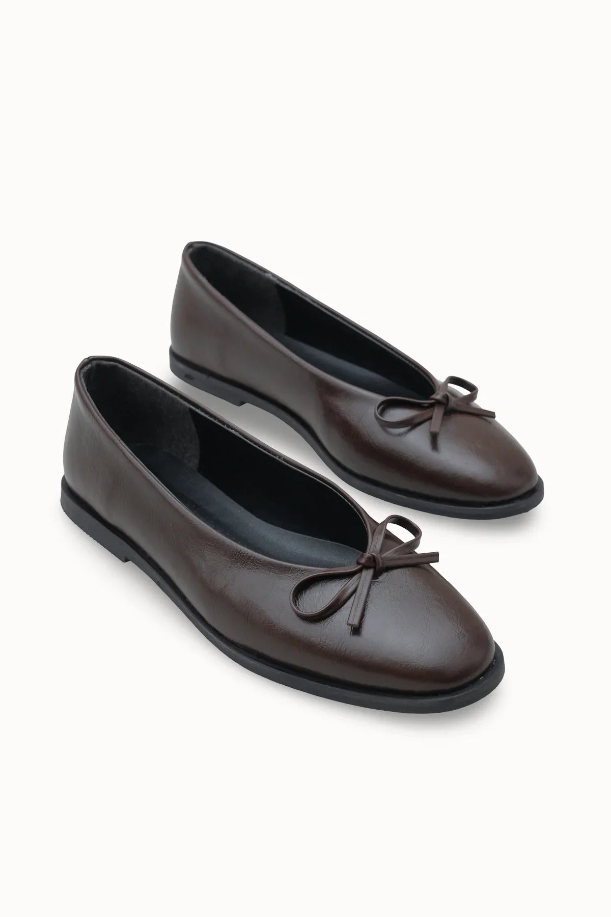 Riccon markasının sunduğu Loventino Kadın Babet 001296 Kahverengi Cilt, konfor ve stilin buluştuğu özel bir parça.