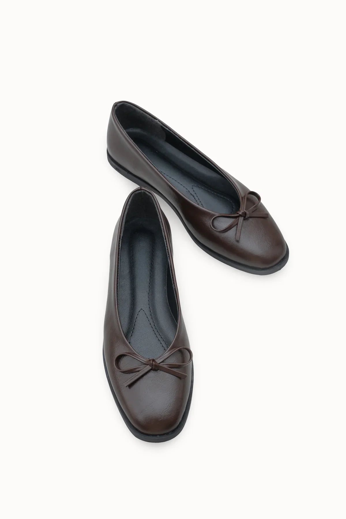 Şık ve modern görünümüyle Loventino Kadın Babet 001296 Kahverengi Cilt, her sezonun vazgeçilmezi.