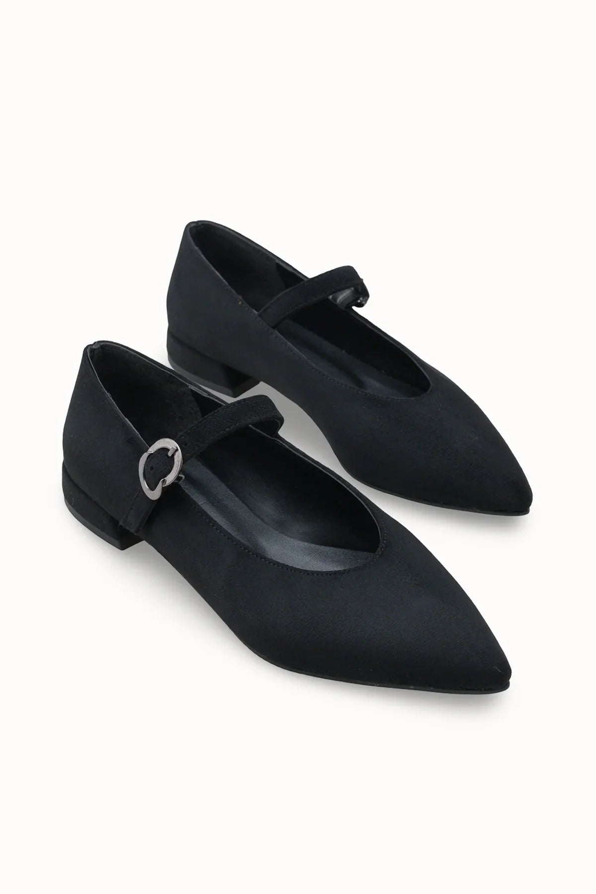 Loventino Kadın Sivri Burun Babet 0012501 Siyah Süet şıklığı ve zarafeti ile her adımda dikkat çekici bir görünüm sunar.