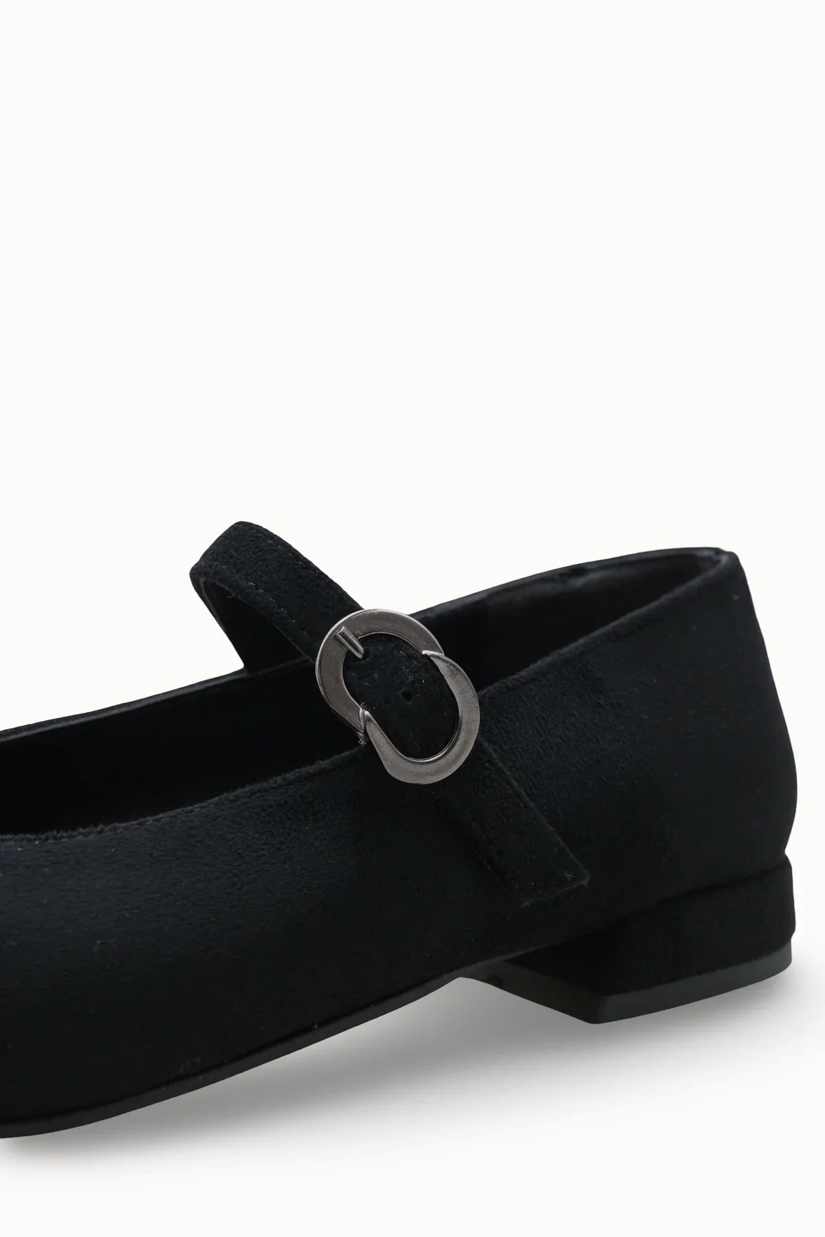 Siyah süet Loventino Kadın Sivri Burun Babet 0012501, şıklığı ve konforu bir araya getirerek günlük kullanımda zarafet sağlar.