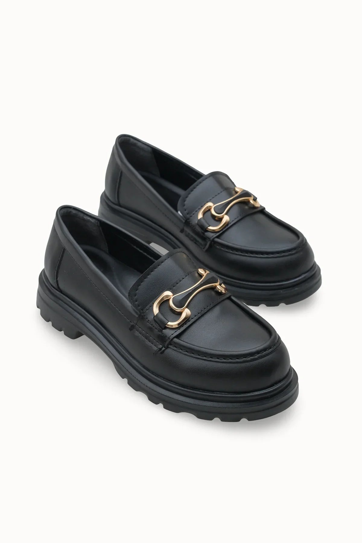 Riccon Loventino Kadın Loafer 0012551 Siyah, zarif detaylarıyla konforu ve şıklığı bir arada sunar.