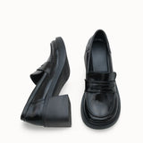 Riccon Loventino Kadın Loafer 00120205 Siyah Rugan, modern şıklığı ve zarafeti bir arada sunan, günlük kullanım için ideal bir ayakkabı.