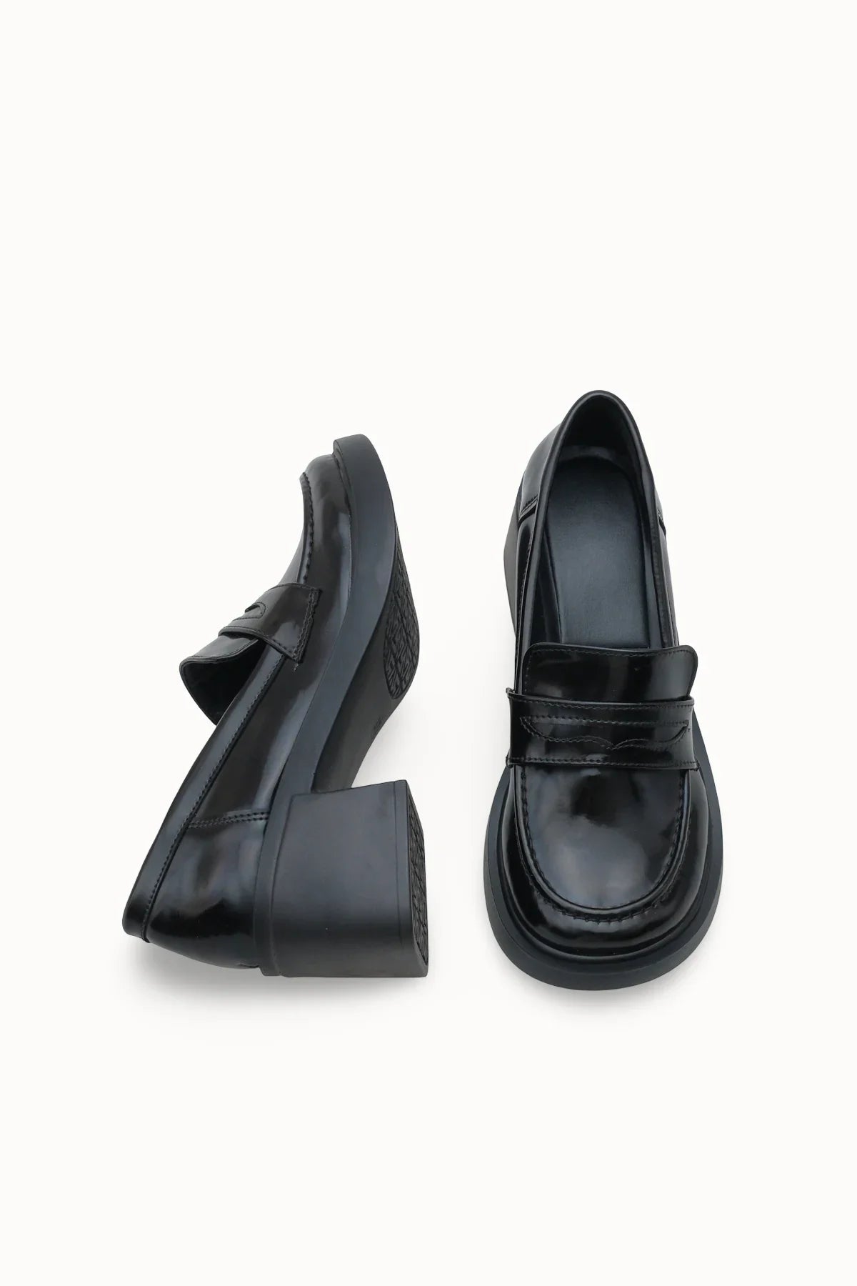 Riccon Loventino Kadın Loafer 00120205 Siyah Rugan, modern şıklığı ve zarafeti bir arada sunan, günlük kullanım için ideal bir ayakkabı.