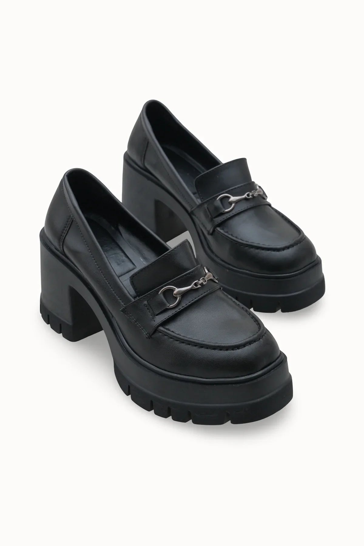 Riccon Loventino Kadın Loafer 0012604 Siyah, şık ve lüks tasarımıyla ayakkabı koleksiyonunuzun vazgeçilmezi.