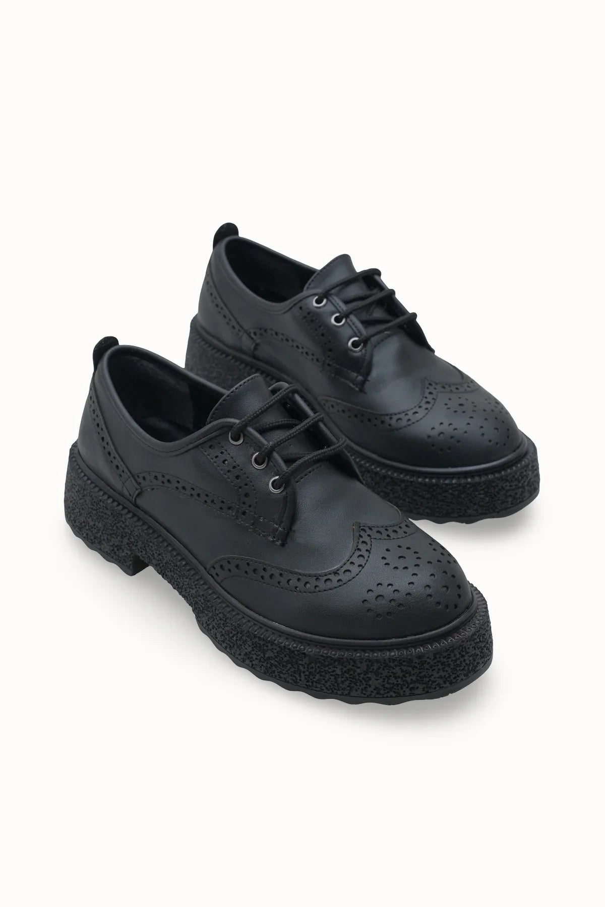 Riccon Loventino Oknyrth Kadın Bağcıklı Loafer 00121990 Siyah Cilt şıklığı ile dikkat çeken kadın ayakkabı.