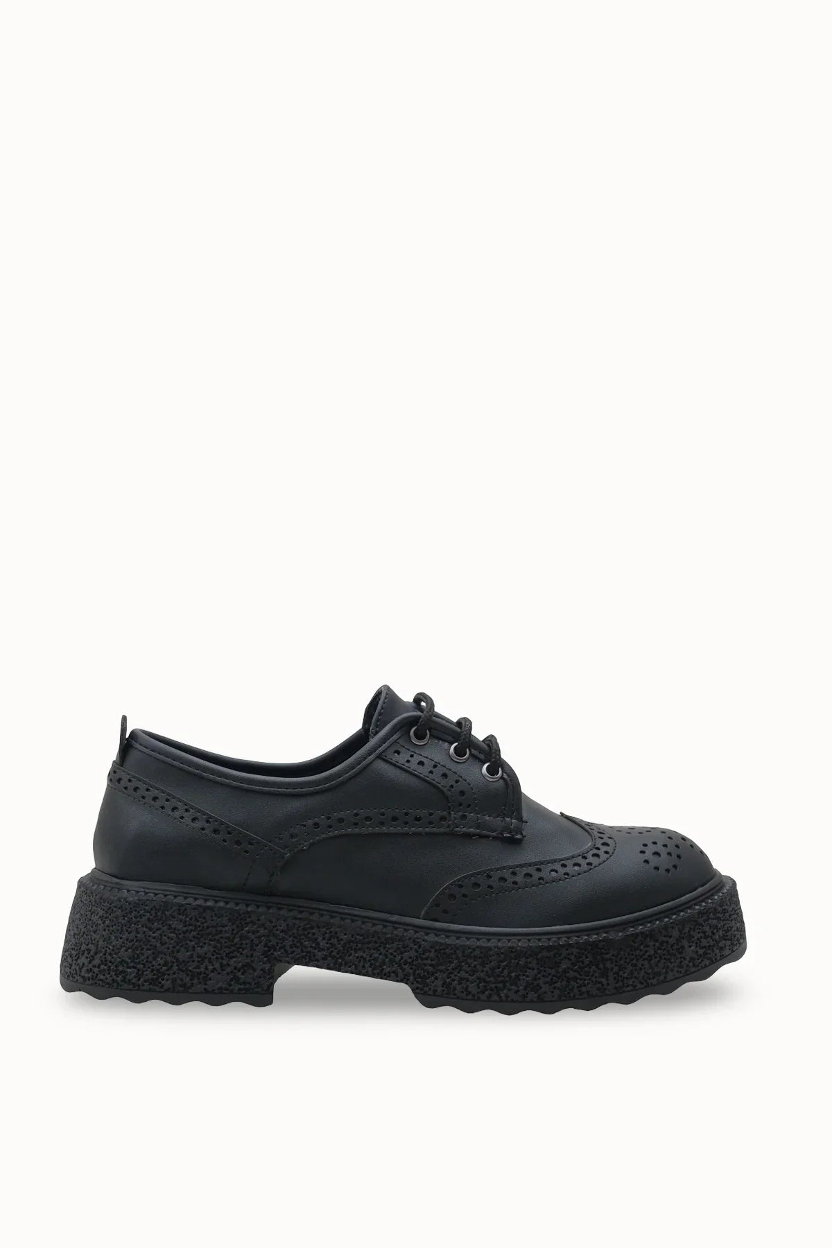 Loventino Oknyrth Kadın Bağcıklı Loafer 00121990 Siyah Cilt - Zarif görünüm ve modern çizgileriyle her ortamda dikkat çeken kadın loafer.