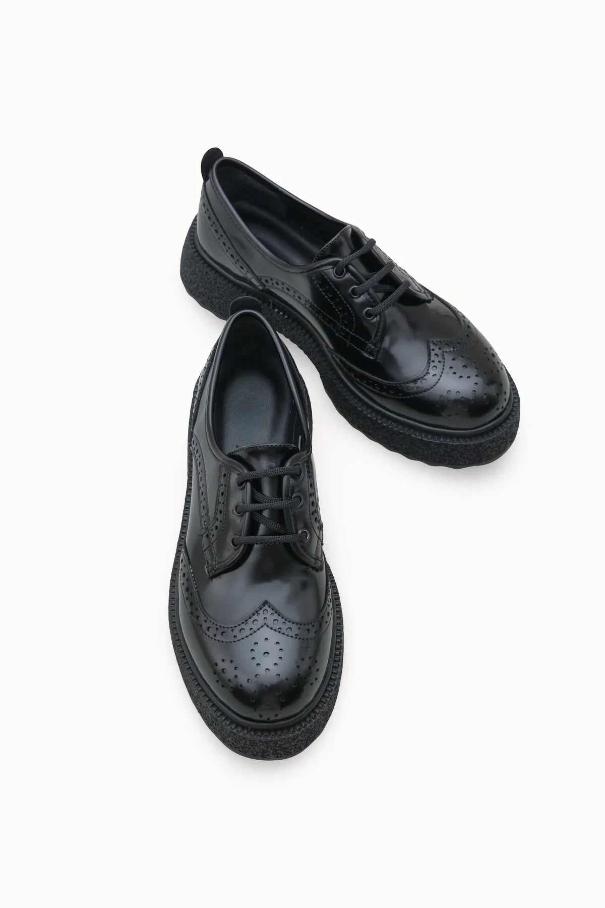 Riccon'un Loventino Oknyrth Kadın Bağcıklı Loafer 00121990 Mat Siyah Rugan modeli, lüks ve konforu bir arada sunuyor.