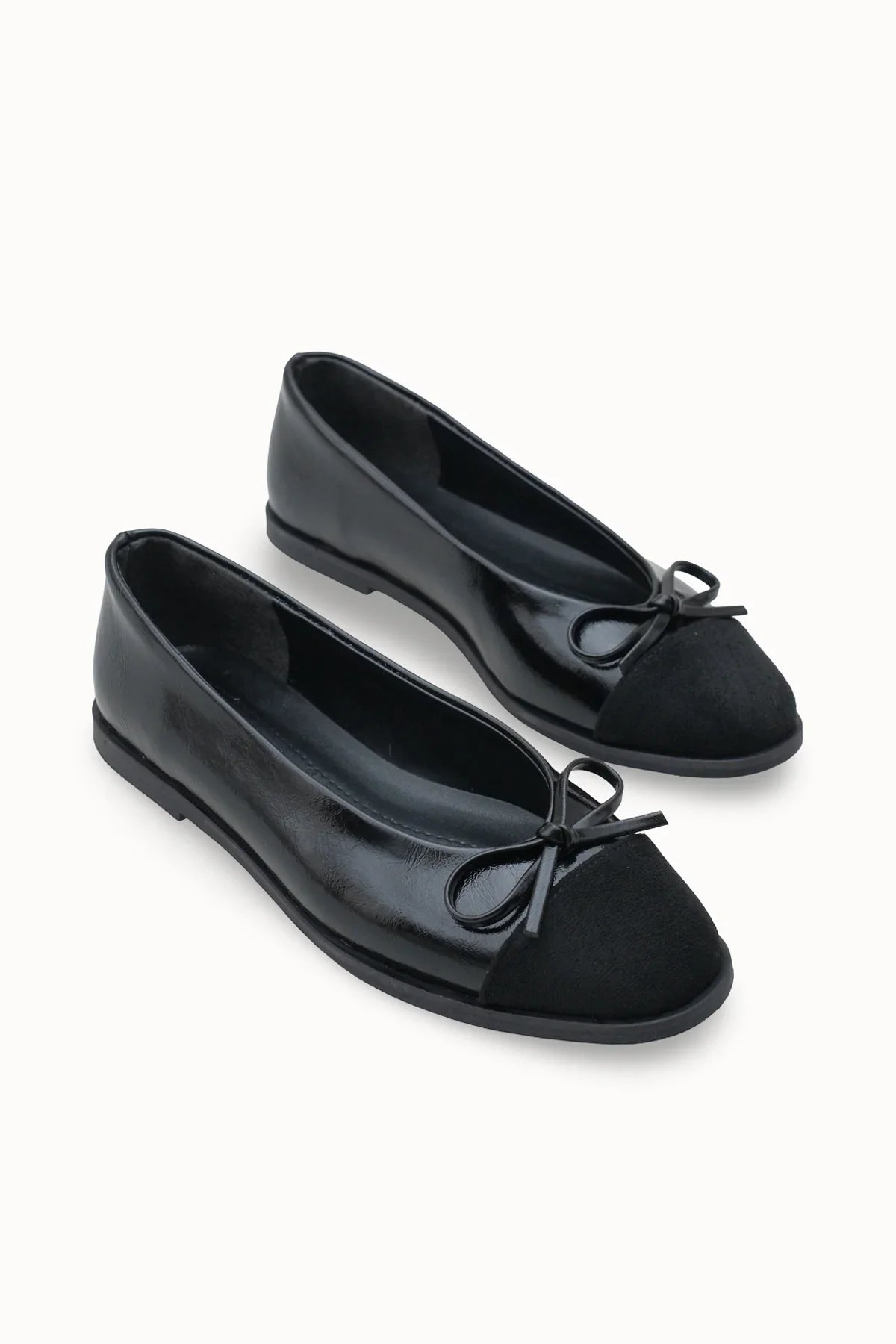 Loventino Kadın Babet 0012098 Siyah Cilt, şık ve zarif tasarımıyla lüks bir görünüm sunuyor.