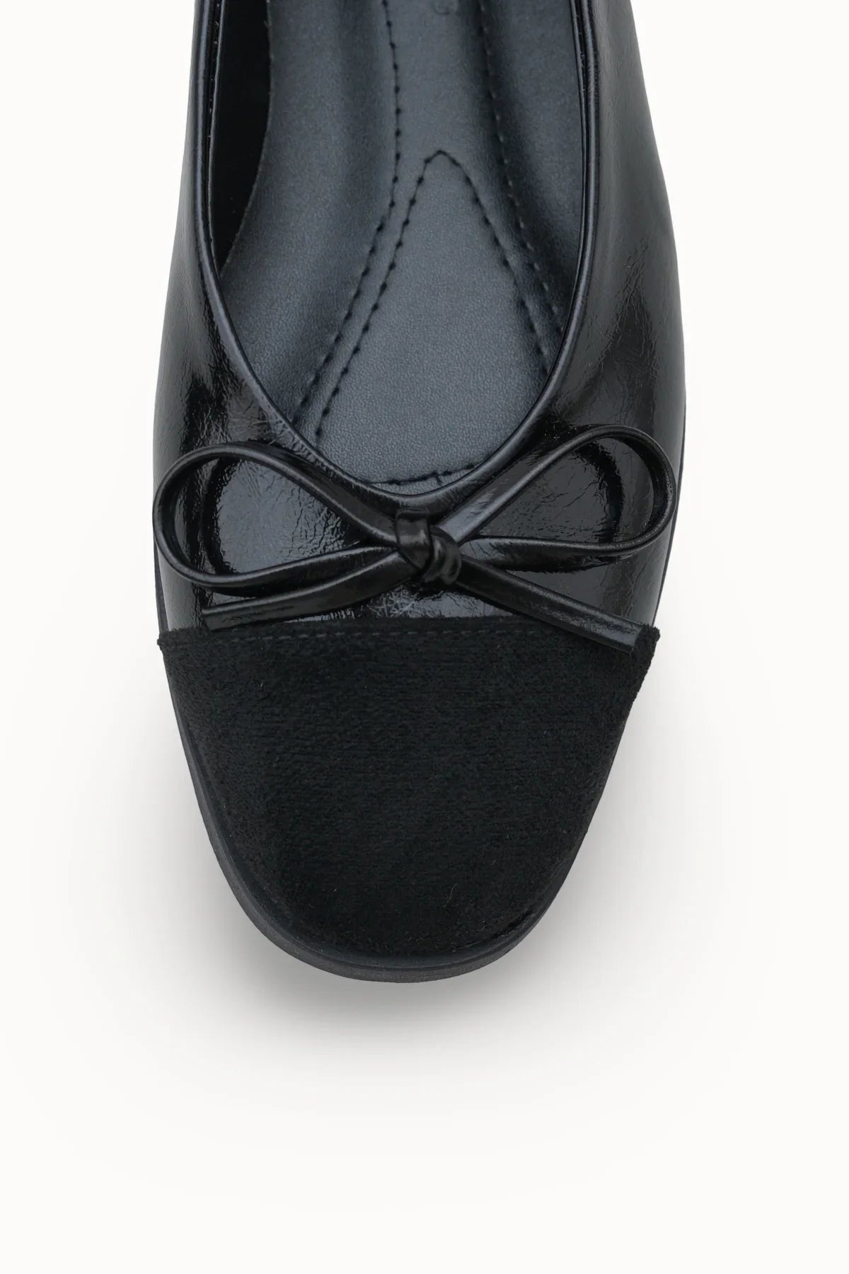 Loventino Kadın Babet 0012098 Siyah Cilt - Şık tasarımı ve kaliteli derisi ile zarif bir görünüm sunan lüks kadın babet.