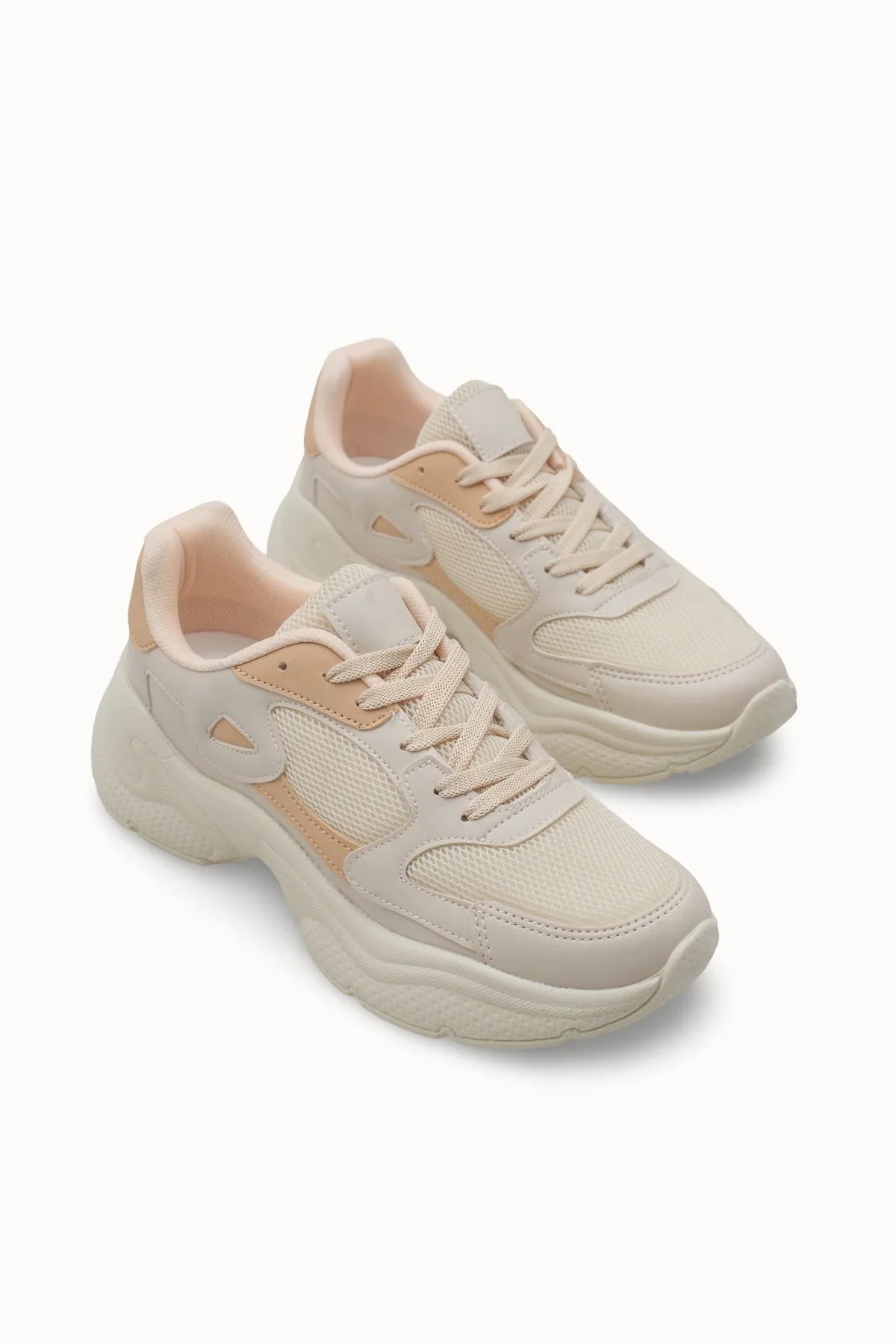 Riccon Loventino Kadın Sneaker 0012152 Ekru Taba, ortopedik iç tabanı ve minimal profili ile ofis ve dış mekan için ideal bir seçenek.