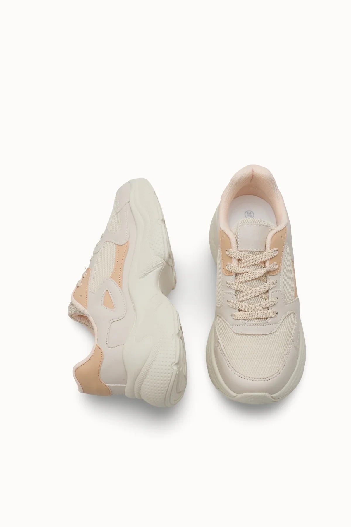 Riccon Loventino Kadın Sneaker 0012152 Ekru Taba, minimalist tasarımı ve vegan deri yapısı ile şıklığı ve konforu bir arada sunar.