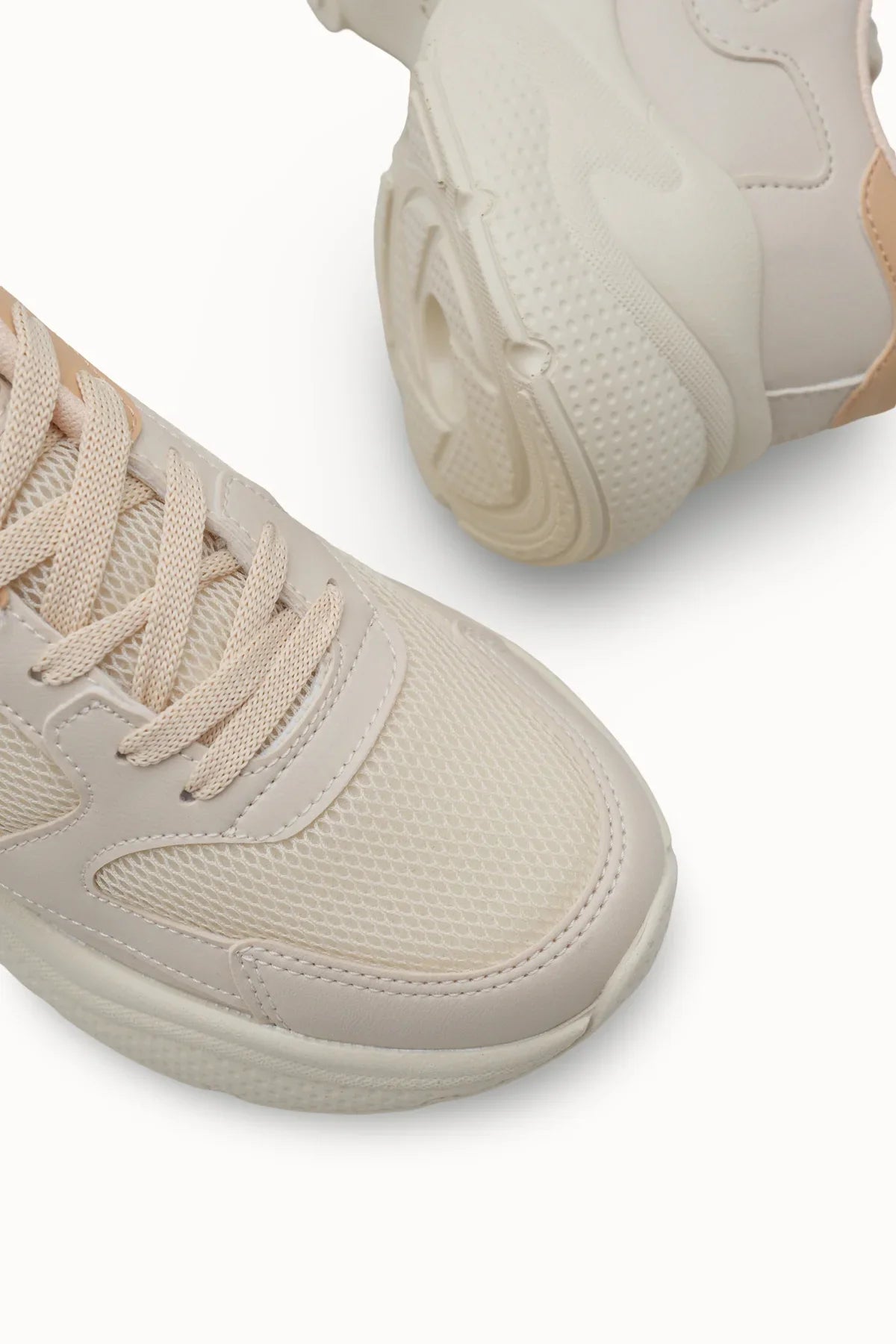 Riccon Loventino Kadın Sneaker 0012152 Ekru Taba, her mekana uyum sağlayabilen zarif profili ile kaliteli malzeme ve işçilikle üretilmiştir.