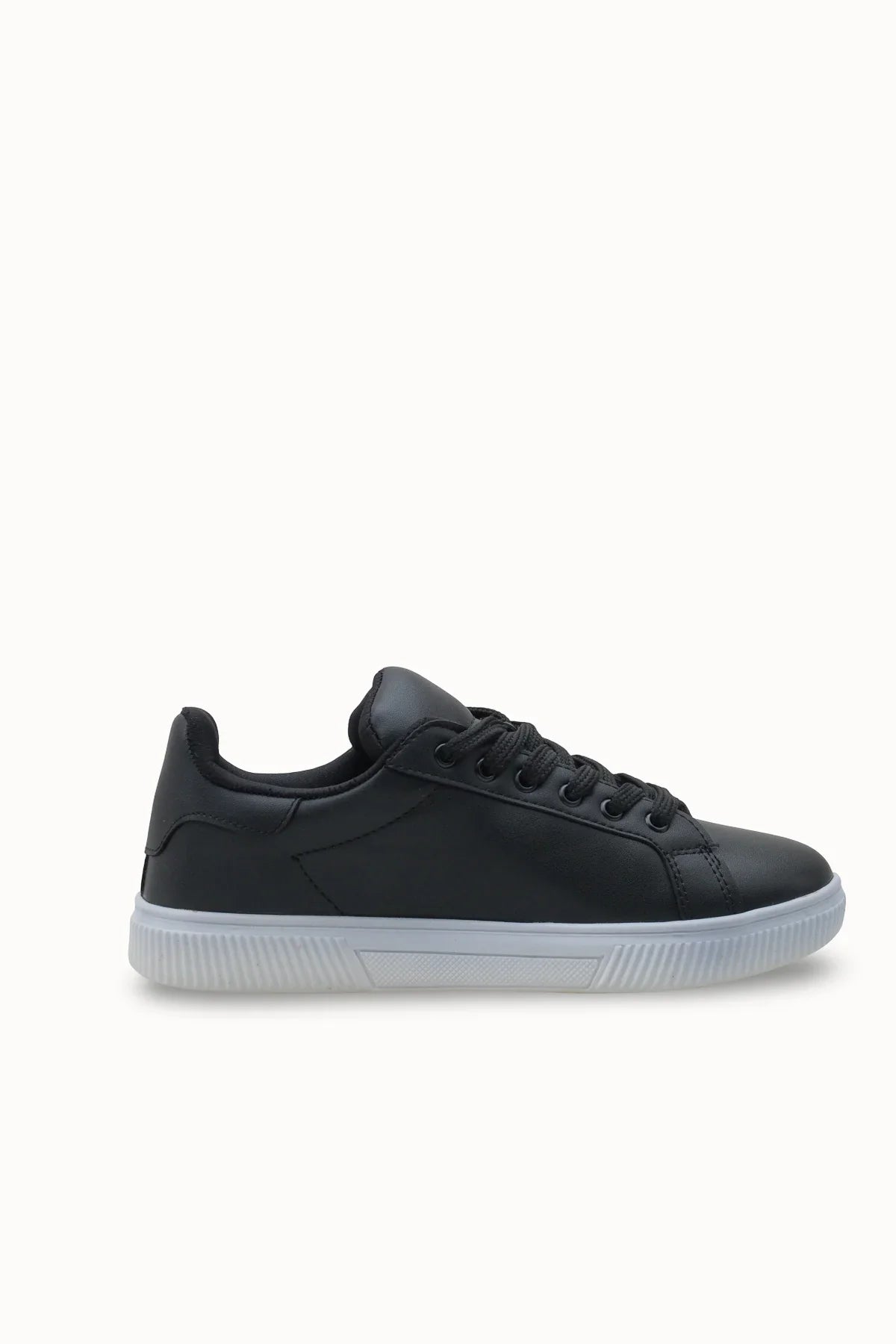 Loventino Meshronei Kadın Sneaker 0012601 Siyah Beyaz, lüks tasarım ve şıklığı bir araya getiren zarif bir kadın spor ayakkabısı.