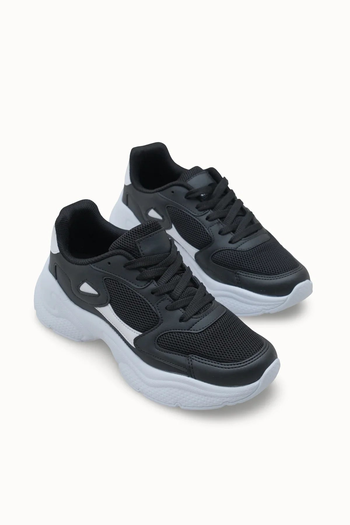 Loventino Kadın Sneaker 0012152 Siyah Beyaz - Şık ve rahat vegan deri spor ayakkabı, minimalist tasarımı ile her kombini tamamlar.